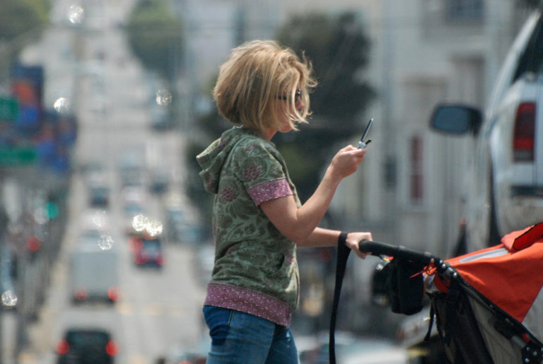Pedestres distraídos com celulares correm perigo de acidentes graves