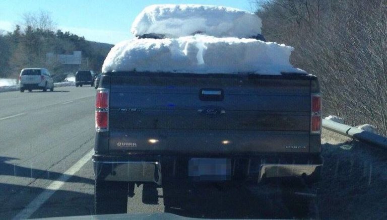 Após a tempestade, limpe a neve e o gelo do seu carro antes de dirigir