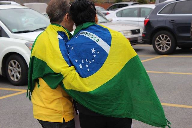 COM o Brasil na cabeça e no coração