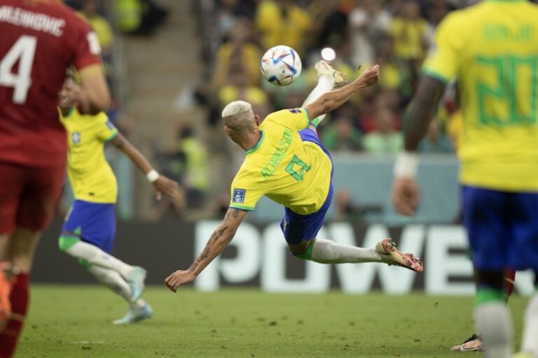 Com dois gols de Richarlison, Brasil bate Sérvia na estreia no Mundial do Catar