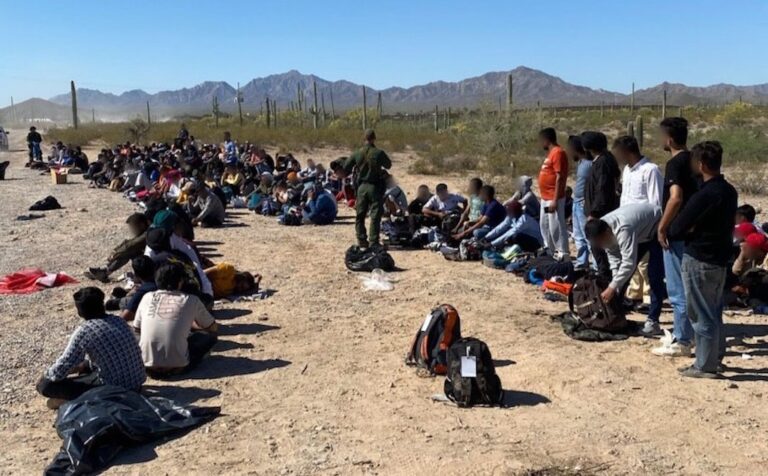 Fim de medida anti-imigrante provoca caos na fronteira com o México