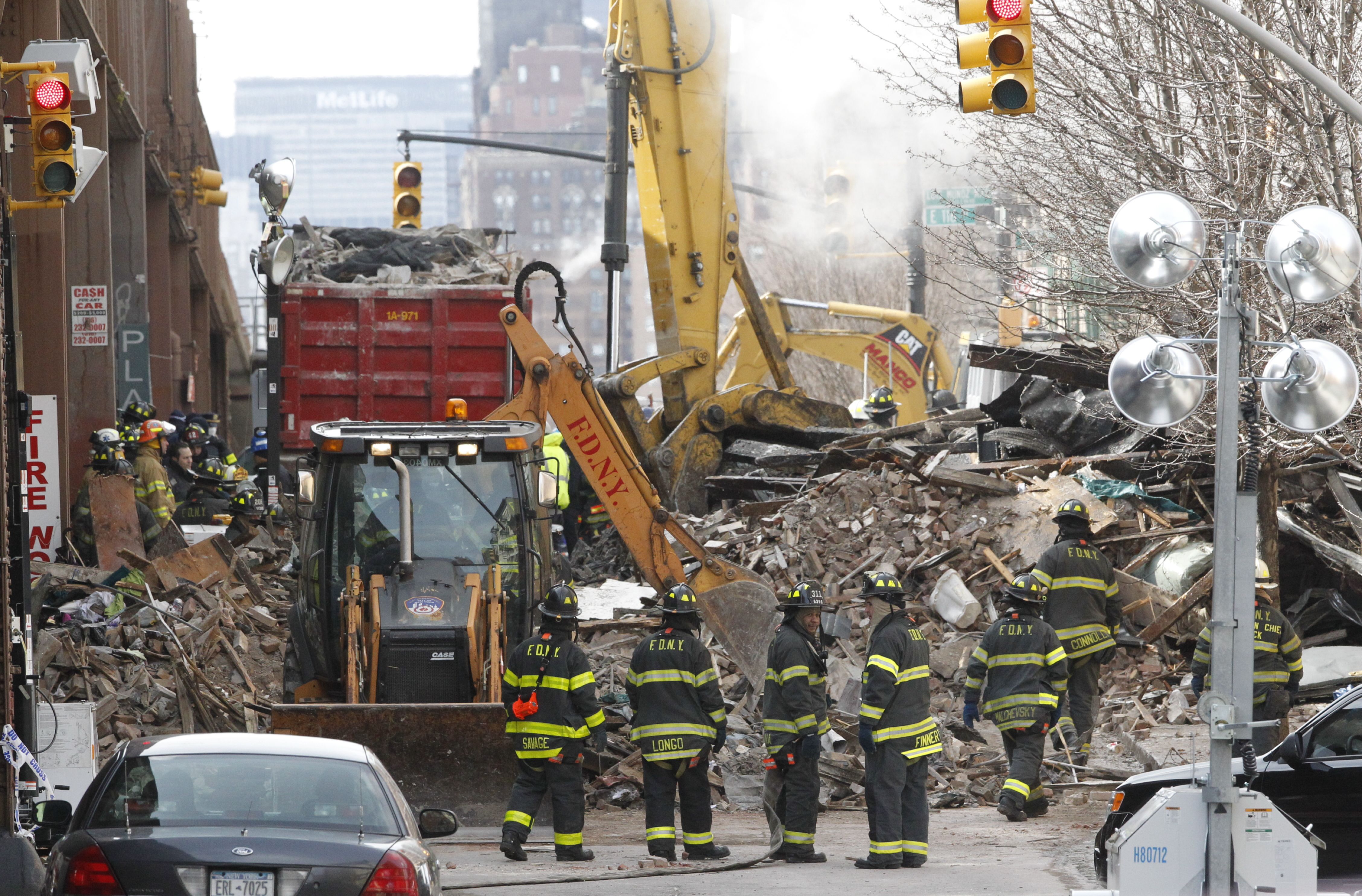 Explosão em prédios em NY mata 8 e fere 63