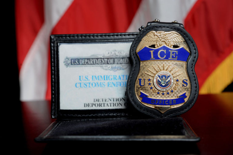 Falsos agentes do ICE extorquem imigrantes indocumentados