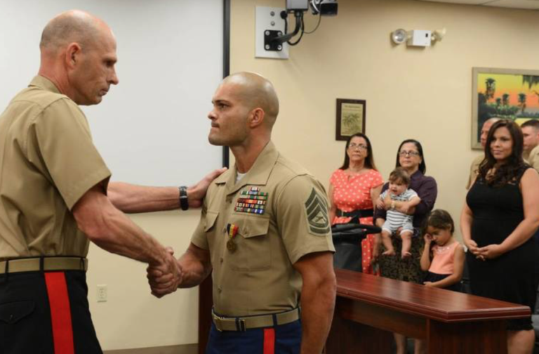 Militar brasileiro recebe honraria da U.S. Marines por ato de bravura