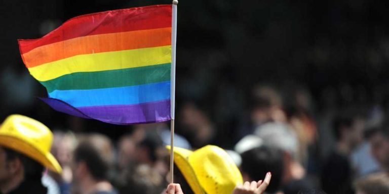 Homofobia, preconceito e xenofobia atingem brasileiro e amigos
