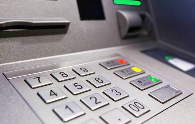 CASAL brasileiro é preso por golpes de clonagem de cartões em ATMs