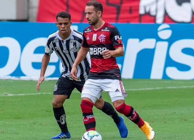 FLAMENGO goleia o Santos e diminui distância para o São Paulo