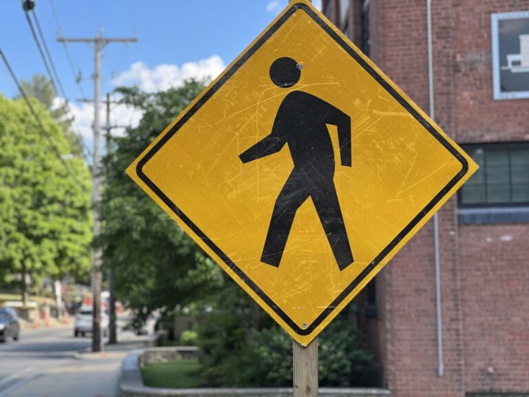 No trânsito, cuidado com os pedestres