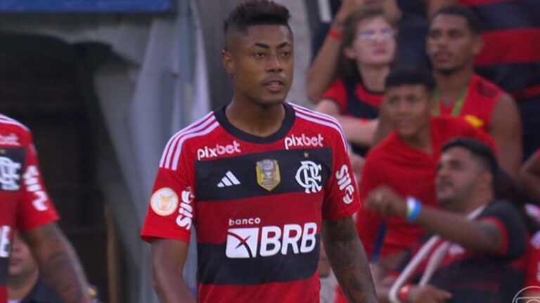 Depois de dez meses, Bruno Henrique volta a jogar pelo Flamengo