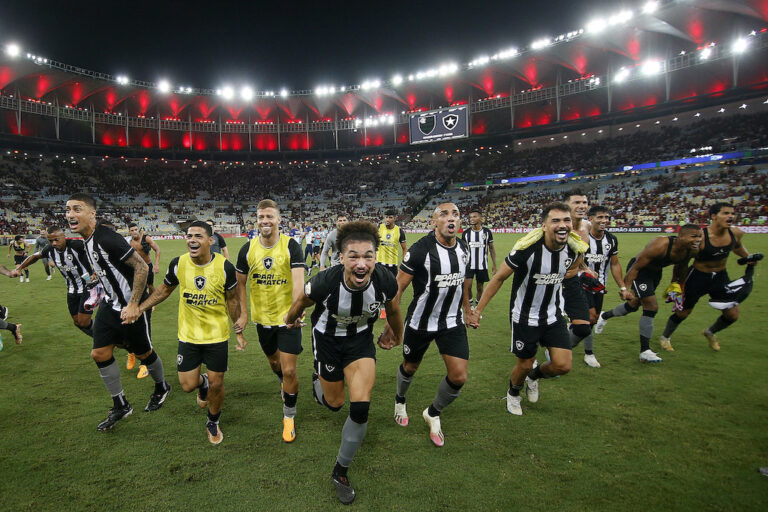 Botafogo vence clássico carioca e lidera com 100% de aproveitamento